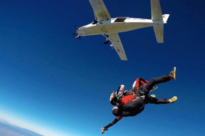 Skydiving Adventure in Boituva: Double Parachute Jump with Exclusive Private Transportation