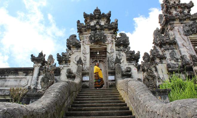 Bali's Ultimate Instagram Tour: Explore the Majestic Gate of Heaven at Lempuyang