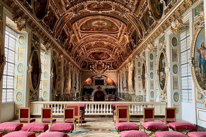 Small Group Tour from Paris: Fontainebleau, Versailles, and Trianon Exploration