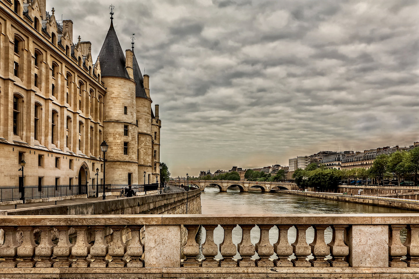 Private Full-Day Tour of 7 Iconic Paris Landmarks in a Mercedes