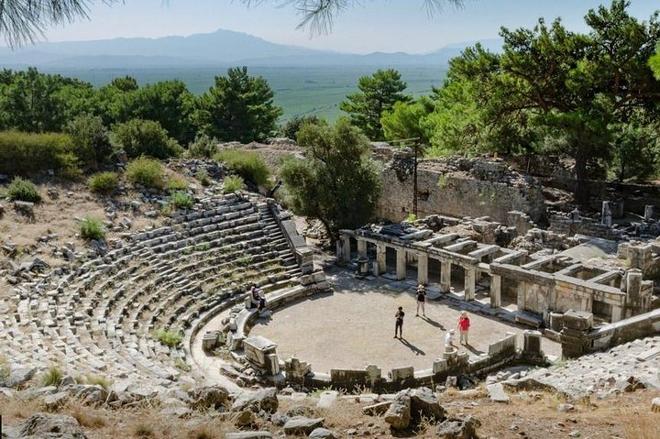 Explore Ancient Wonders: Priene, Miletos, and Didyma Full-Day Tour from Kusadasi/Selcuk