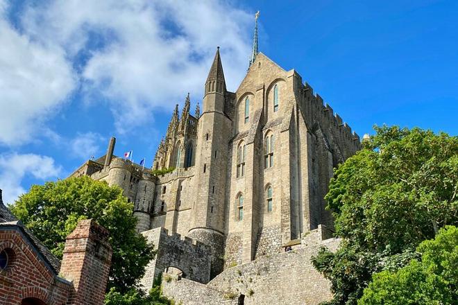 Mont Saint-Michel and Loire Valley Castles Explorer: 2-Day Small Group Tour from Paris with D-Day Sites