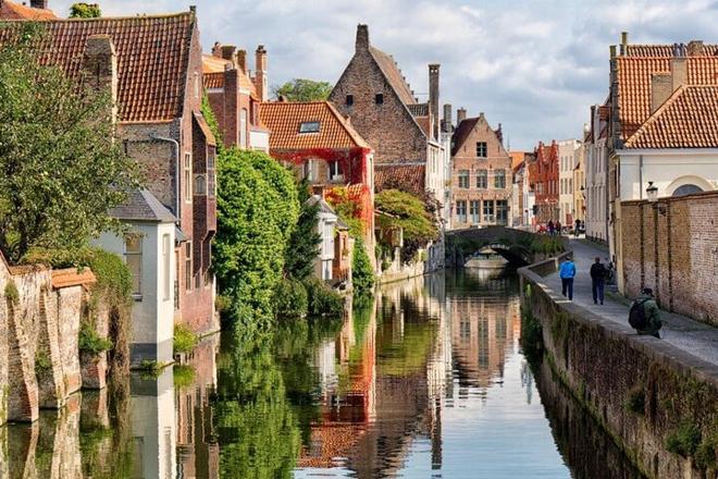 Private 2-Day Tour from Paris to Bruges, Antwerp & Brussels by Minivan