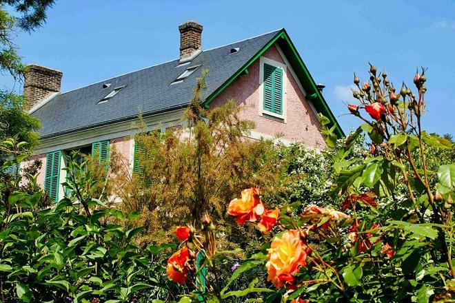 Exclusive Day Trip from Paris to Rouen & Giverny with Gourmet Michelin Star Lunch