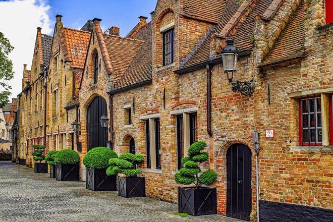 Private 2-Day Tour from Paris to Bruges, Antwerp & Brussels by Minivan