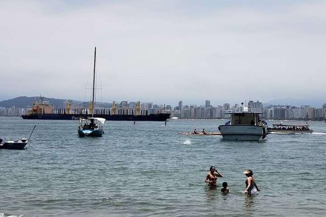 Full-Day Private Boat Tour in Santos with Barbecue and Drinks