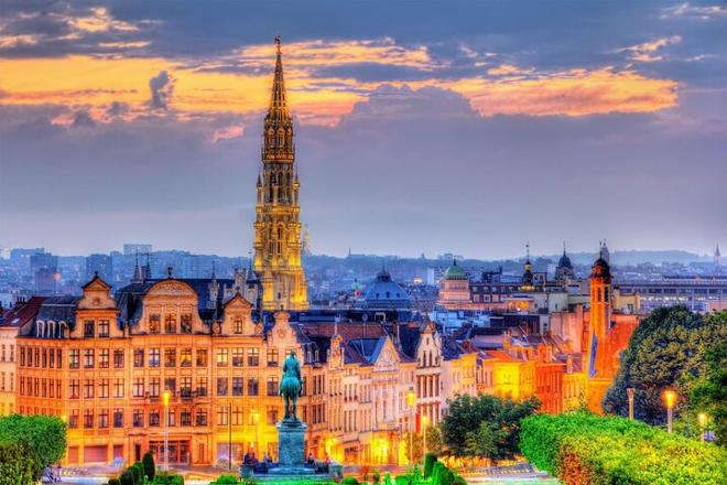 Private 2-Day Tour from Paris to Bruges, Antwerp & Brussels by Minivan