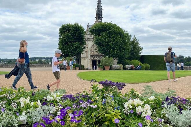 Mont Saint-Michel and Loire Valley Castles Explorer: 2-Day Small Group Tour from Paris with D-Day Sites