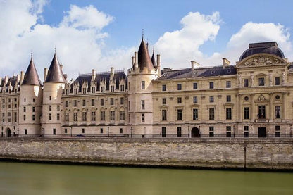 Ultimate 3-Day Paris & Loire Valley Experience: Exclusive Guided Tour of Loire Castles, The Louvre, Versailles Palace, and Giverny