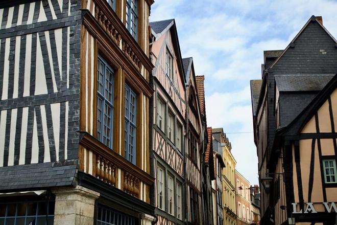 Exclusive Day Trip from Paris to Rouen & Giverny with Gourmet Michelin Star Lunch