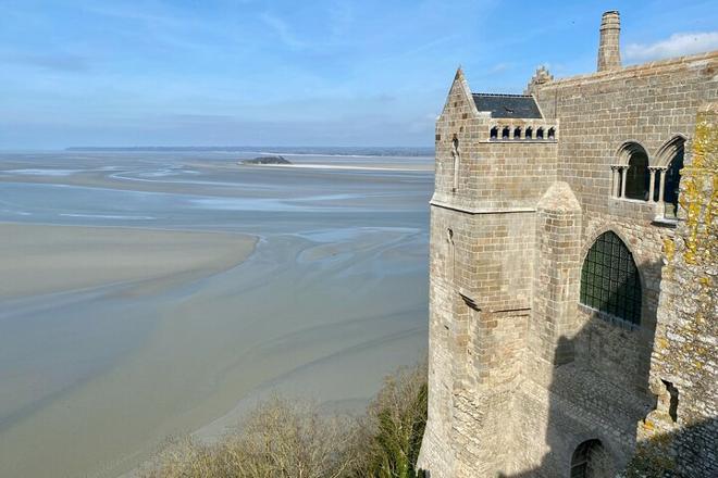 Mont Saint-Michel and Loire Valley Castles Explorer: 2-Day Small Group Tour from Paris with D-Day Sites