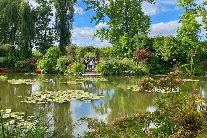 Exclusive Day Trip from Paris to Rouen & Giverny with Gourmet Michelin Star Lunch