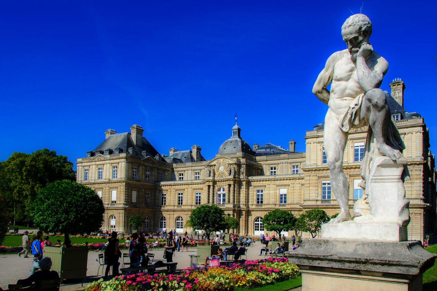 Private Full-Day Tour of 7 Iconic Paris Landmarks in a Mercedes