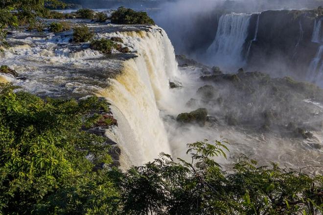 IGU Airport Round-Trip Shuttle with 2-Day Iguassu Sightseeing Tour