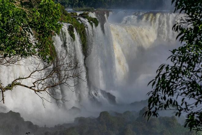 IGU Airport Round-Trip Shuttle with 2-Day Iguassu Sightseeing Tour