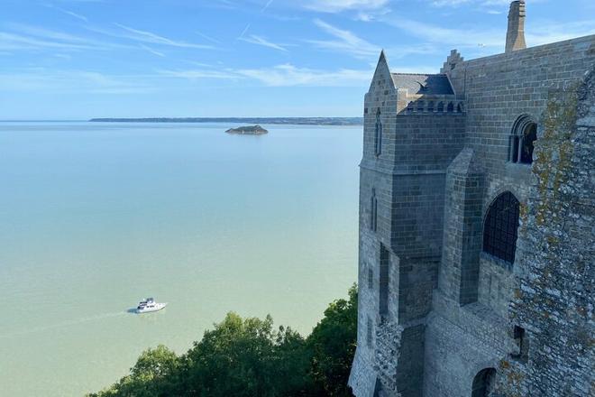 Mont Saint-Michel and Loire Valley Castles Explorer: 2-Day Small Group Tour from Paris with D-Day Sites