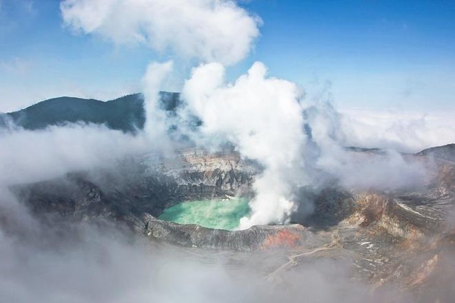 Private 1-Hour Scenic Flight Over Poás Volcano