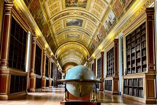 Small Group Tour from Paris: Fontainebleau, Versailles, and Trianon Exploration