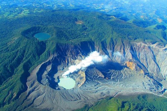 Private 1-Hour Scenic Flight Over Poás Volcano