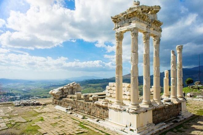 Izmir to Pergamon: A Full-Day Historical Exploration