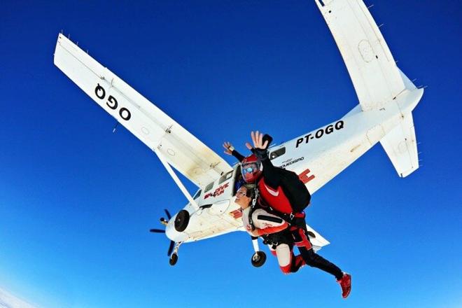 Skydiving Adventure in Boituva: Double Parachute Jump with Exclusive Private Transportation