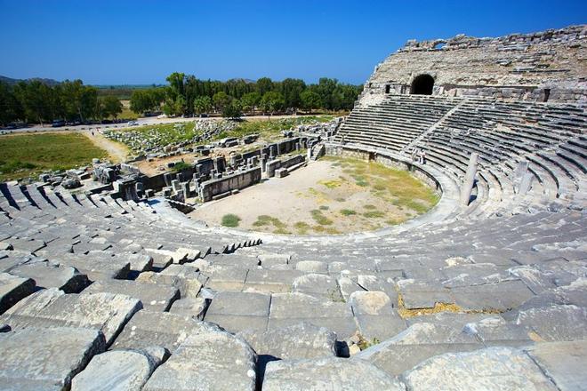 Explore Ancient Wonders: Priene, Miletos, and Didyma Full-Day Tour from Kusadasi/Selcuk