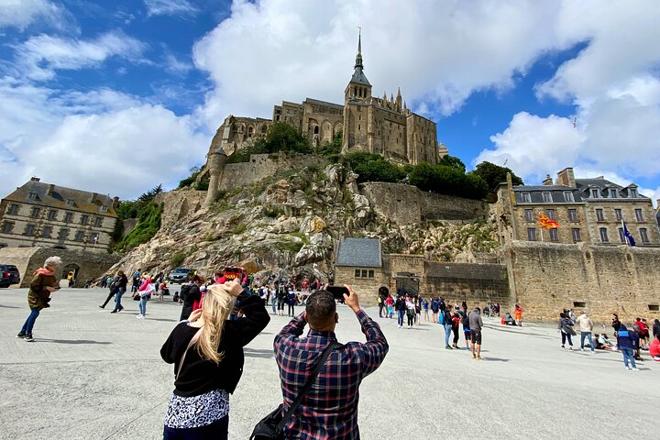 8-Day Enchanting Paris and Mont Saint-Michel Tour with Exclusive Small Group Access to 8 Top Attractions