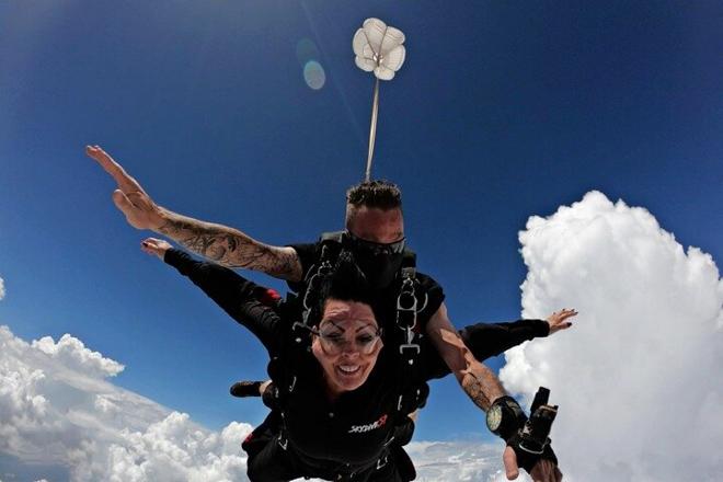 Skydiving Adventure in Boituva: Double Parachute Jump with Exclusive Private Transportation