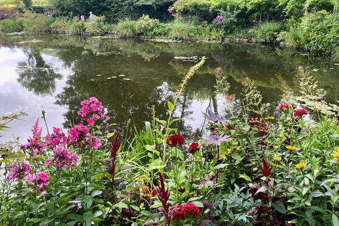 Exclusive Private Day Trip to Giverny and Versailles from Paris with Gourmet Lunch