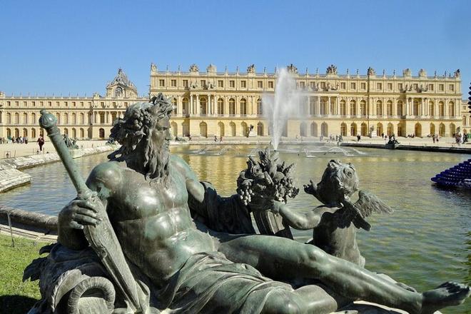 Small Group Tour from Paris: Fontainebleau, Versailles, and Trianon Exploration