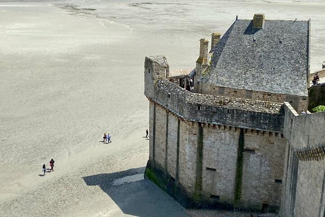 Mont Saint-Michel and Loire Valley Castles Explorer: 2-Day Small Group Tour from Paris with D-Day Sites