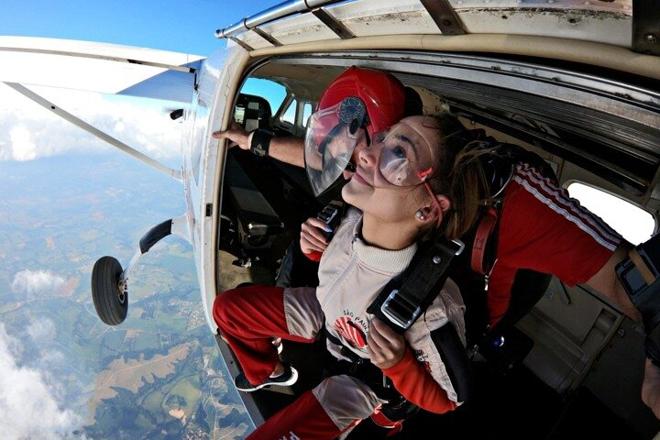 Skydiving Adventure in Boituva: Double Parachute Jump with Exclusive Private Transportation