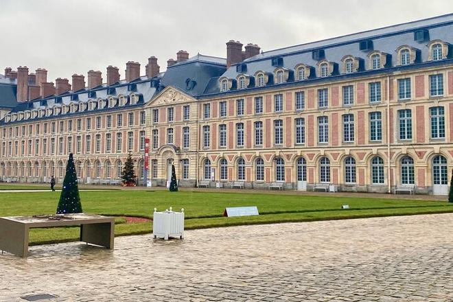 Small Group Tour from Paris: Fontainebleau, Versailles, and Trianon Exploration