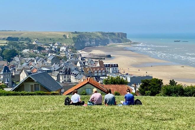 Mont Saint-Michel and Loire Valley Castles Explorer: 2-Day Small Group Tour from Paris with D-Day Sites