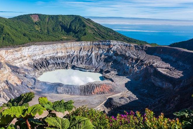 Private 1-Hour Scenic Flight Over Poás Volcano