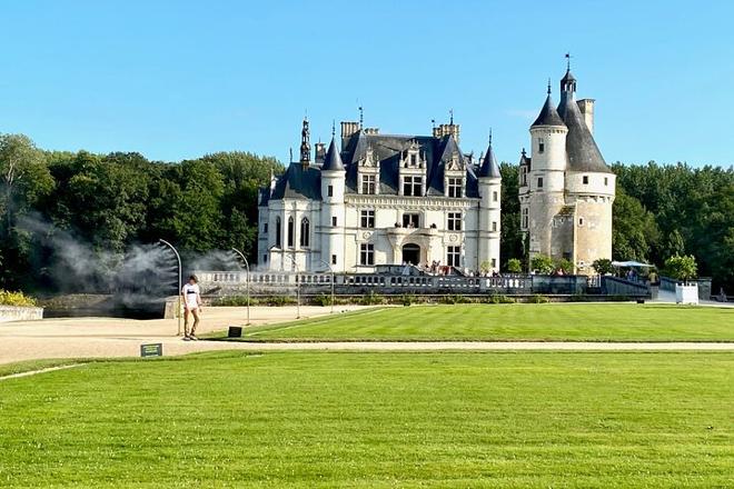 Mont Saint-Michel and Loire Valley Castles Explorer: 2-Day Small Group Tour from Paris with D-Day Sites