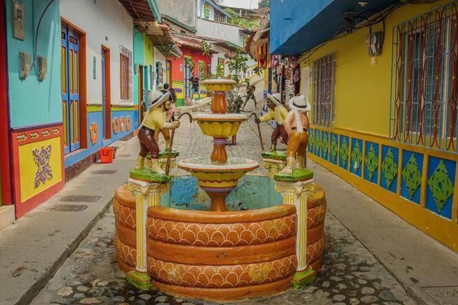 Guatape Day Tour: Scenic Boat Cruise With Lunch