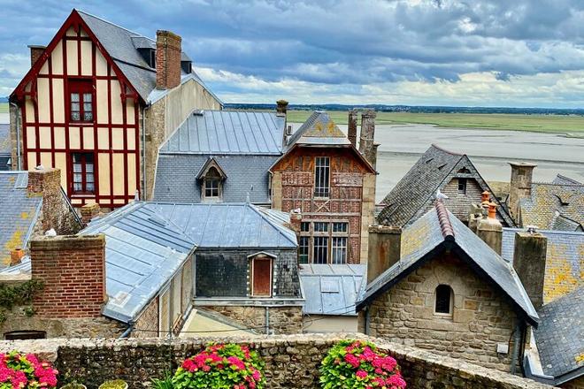 Mont Saint-Michel and Loire Valley Castles Explorer: 2-Day Small Group Tour from Paris with D-Day Sites