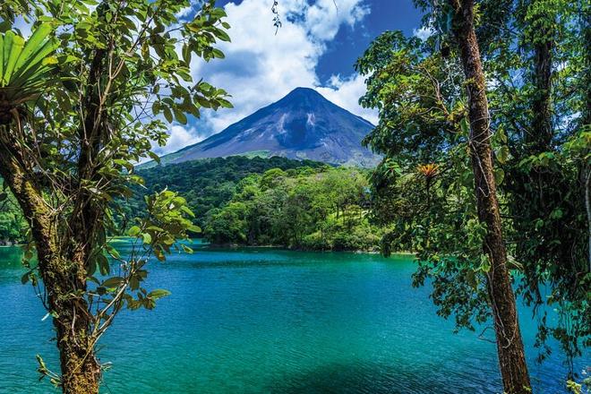 Lake Arenal Stand-Up Paddleboarding and Baldi Hot Springs Private Excursion from San Jose