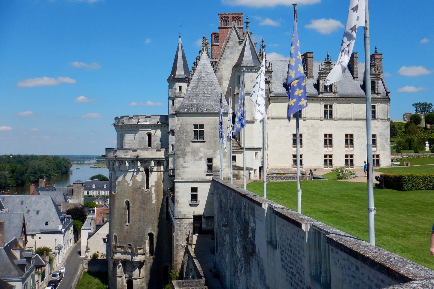 2-Day Private Tour from Paris to Mont Saint-Michel and Normandy with Loire Castles Visit