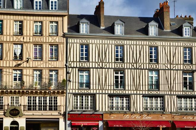 Exclusive Day Trip from Paris to Rouen & Giverny with Gourmet Michelin Star Lunch