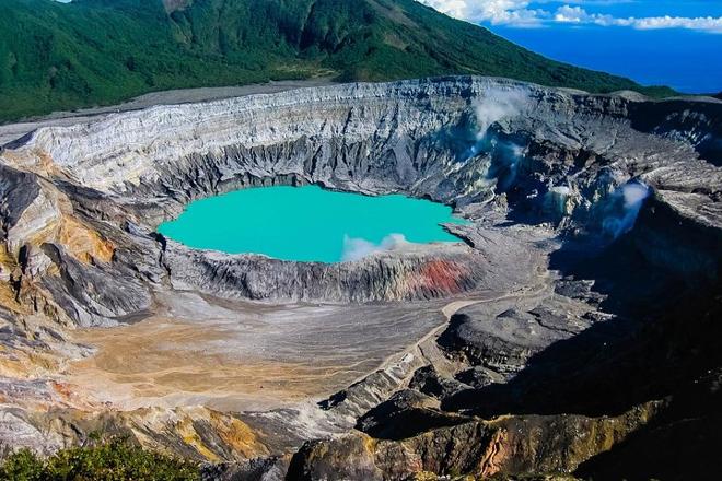 Private 1-Hour Scenic Flight Over Poás Volcano