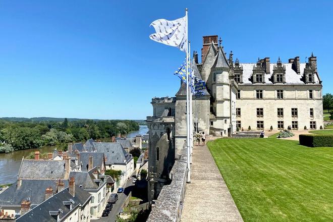 Mont Saint-Michel and Loire Valley Castles Explorer: 2-Day Small Group Tour from Paris with D-Day Sites