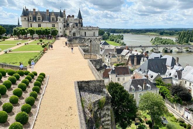 Mont Saint-Michel and Loire Valley Castles Explorer: 2-Day Small Group Tour from Paris with D-Day Sites