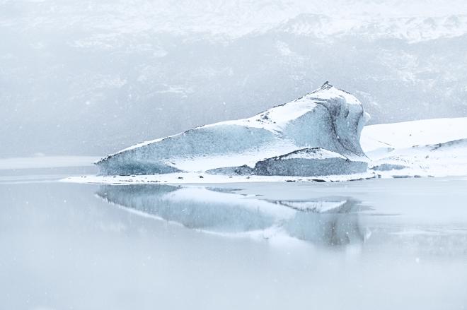 Explore the Majestic Jökulsárlón Glacier Lagoon and South Iceland's Wonders