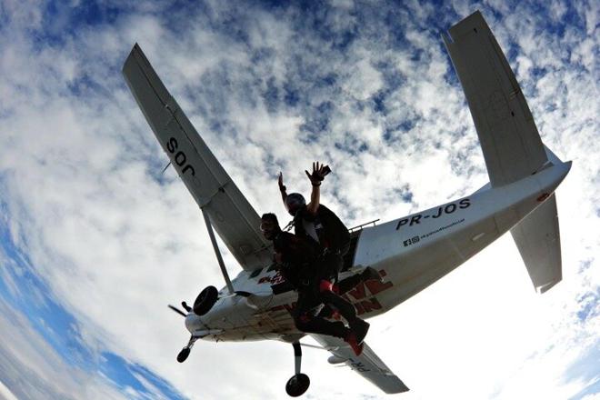 Skydiving Adventure in Boituva: Double Parachute Jump with Exclusive Private Transportation