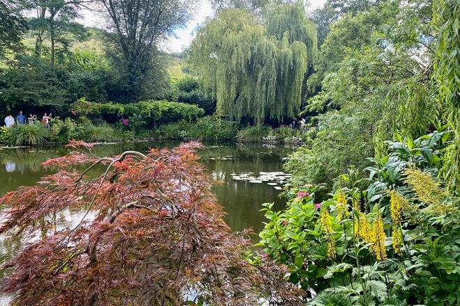 Exclusive Private Day Trip to Giverny and Versailles from Paris with Gourmet Lunch