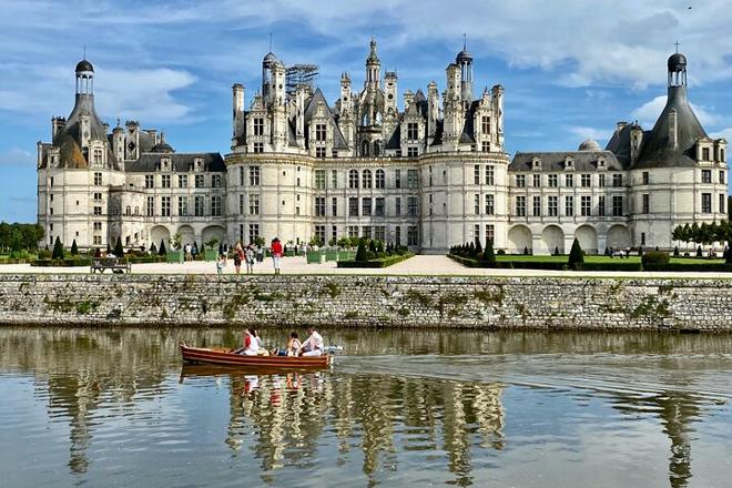 Mont Saint-Michel and Loire Valley Castles Explorer: 2-Day Small Group Tour from Paris with D-Day Sites