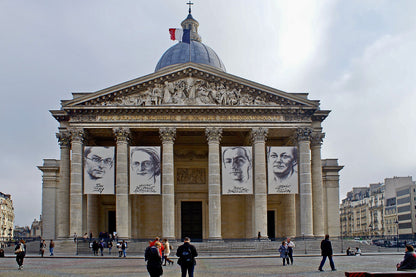 Private Full-Day Tour of 7 Iconic Paris Landmarks in a Mercedes