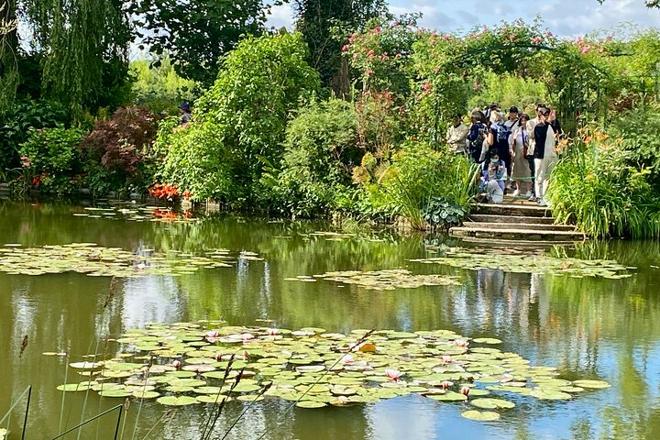 Exclusive Private Day Trip to Giverny and Versailles from Paris with Gourmet Lunch